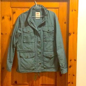 Women FjallRaven Raven Jacket (M) colour green.